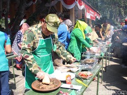 Serunya Lomba Penyet Bandeng Bakar dengan Pakaian Pejuang