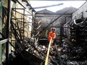 Asap Muncul, Petugas Datangi Lagi Ruko Terbakar di Jaktim yang Tewaskan 3 Warga