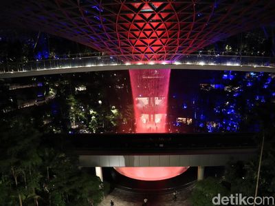 Potret Air Terjun Jewel Changi di Malam Hari