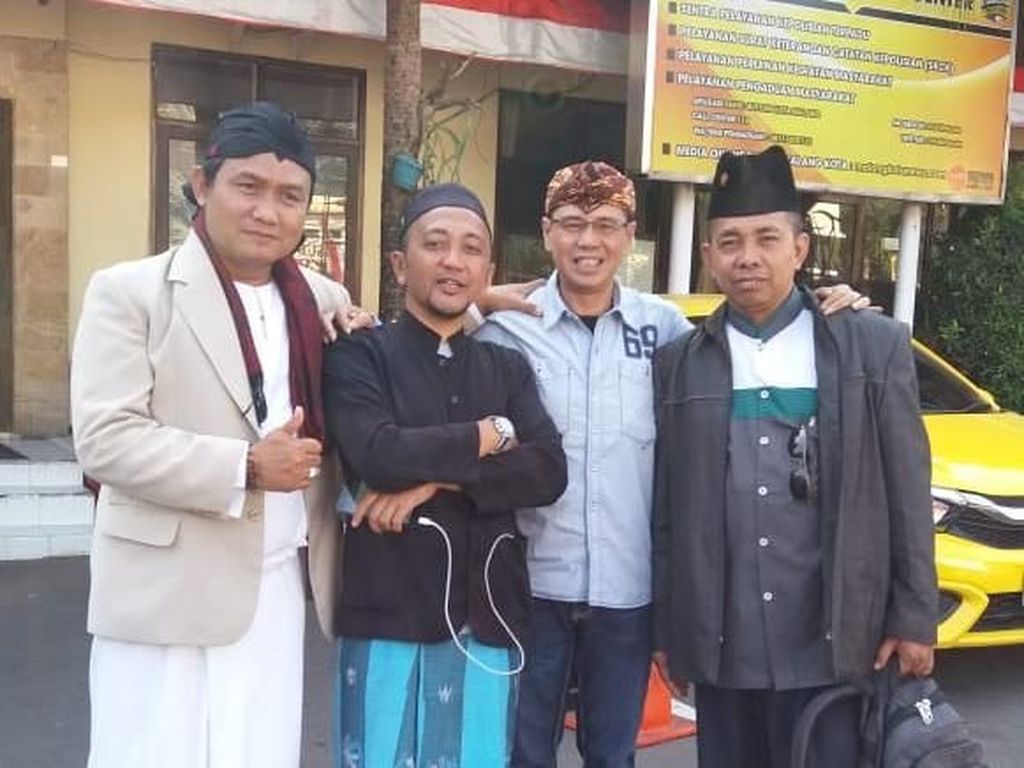 Hina Almarhum Mbah Moen, Dua Akun Facebook Dilaporkan ke Polisi Hina Almarhum Mbah Moen, Dua Akun Facebook Dilaporkan ke Polisi