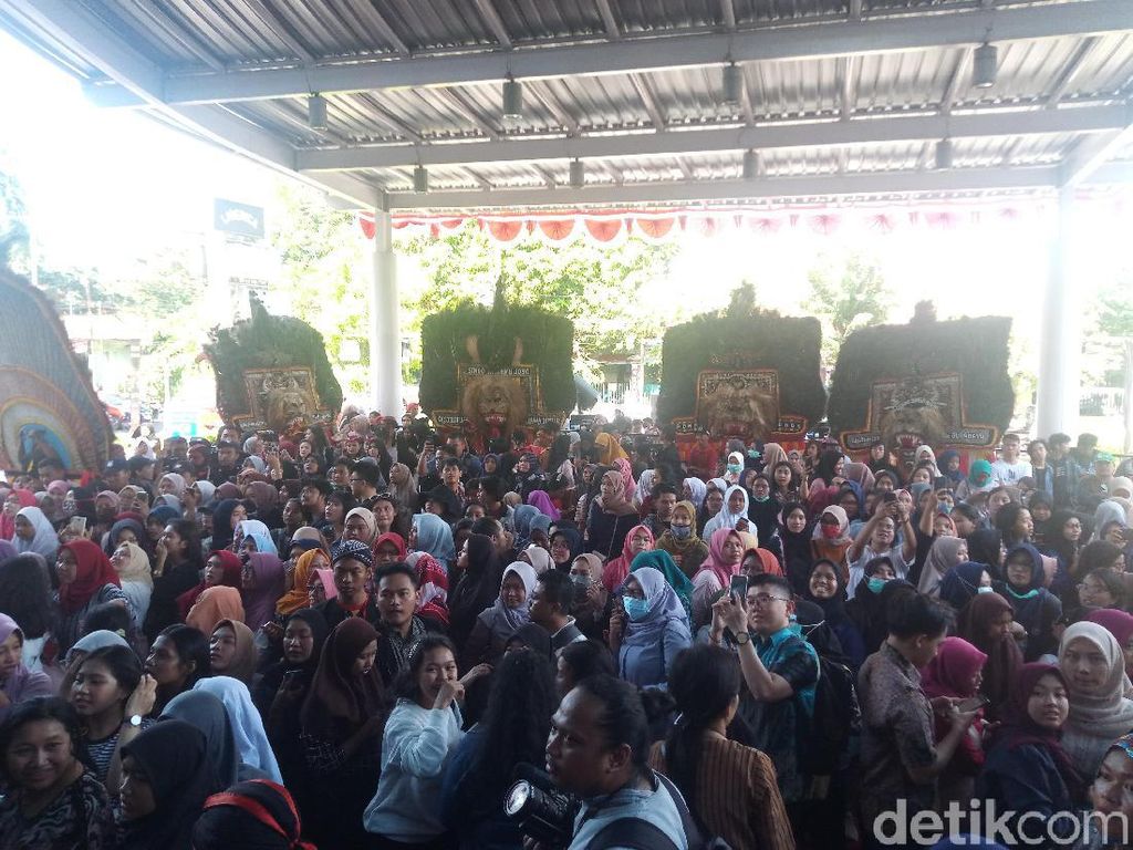Suasana Gala Premiere Bumi Manusia dan Perburuan di Surabaya Suasana Gala Premiere Bumi Manusia dan Perburuan di Surabaya