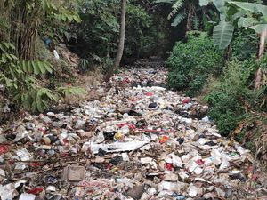 Sampah Menumpuk di Kali Utan Kayu, Wali Kota Depok Kritik Budaya Warga Sampah Menumpuk di Kali Utan Kayu, Wali Kota Depok Kritik Budaya Warga