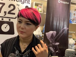 Jadi Emak-emak, Poppy Sovia Tetap Ingin Tampil Nyentrik