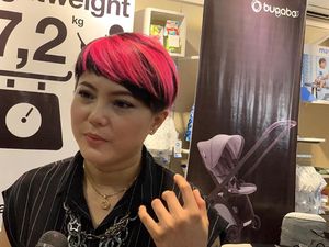 Jadi Emak-emak, Poppy Sovia Tetap Ingin Tampil Nyentrik Jadi Emak-emak, Poppy Sovia Tetap Ingin Tampil Nyentrik