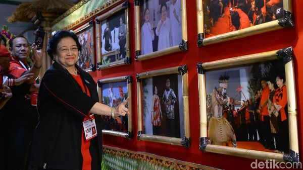 Momen Mega Semringah Lihat Foto Dirinya dan Prabowo Dipamerkan