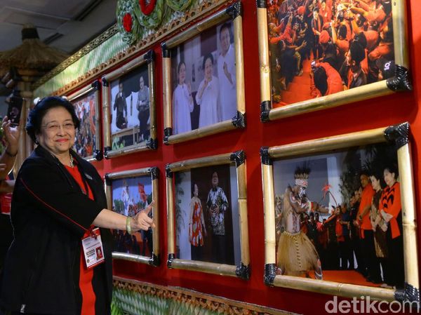 Momen Mega Semringah Lihat Foto Dirinya dan Prabowo Dipamerkan