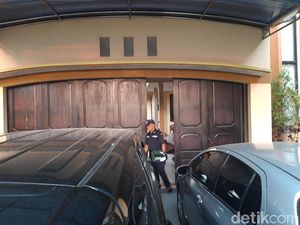 KPK Geledah Kediaman Mantan Ajudan Pakdhe Karwo KPK Geledah Kediaman Mantan Ajudan Pakdhe Karwo