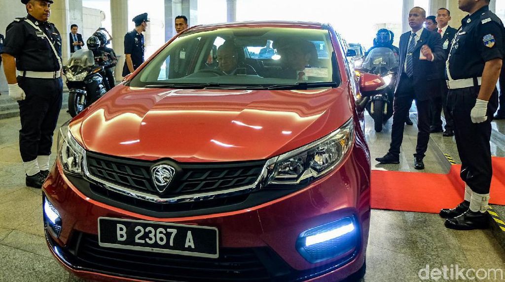Saat Jokowi Disopiri Mahathir karena Tak Berani Nyetir Mobil Lagi