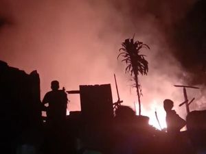 2 Rumah Terbakar di Kaki Gunung Tangkuban Perahu 2 Rumah Terbakar di Kaki Gunung Tangkuban Perahu