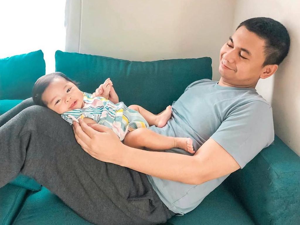 Sibuk Merawat Bayi, Raditya Dika Merasa Kurang Tidur Sibuk Merawat Bayi, Raditya Dika Merasa Kurang Tidur