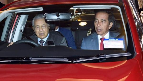 Tak Cuma Disetiri, Jokowi Juga Pernah Diajak Ngebut Mahathir Lho