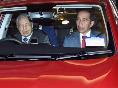 Tak Cuma Disetiri, Jokowi Juga Pernah Diajak Ngebut Mahathir Lho