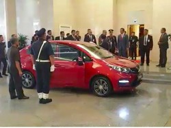 Video: Jokowi Disopiri Mahathir Naik Mobnas Malaysia