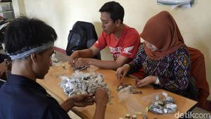 Siswi SMA Beli Motor dengan Uang Logam Sekarung