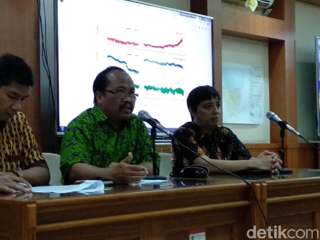 Gunung Slamet Waspada, Radius Aman 2 Kilometer Gunung Slamet Waspada, Radius Aman 2 Kilometer