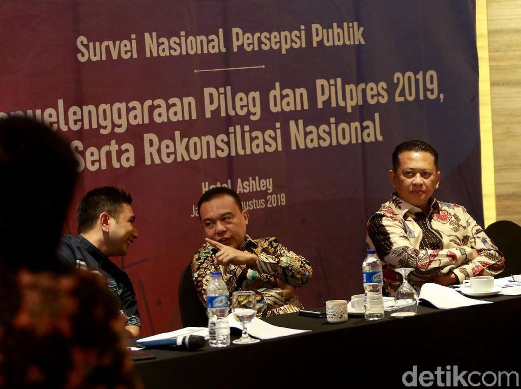 Survei Cyrus: 33,3% Publik Setuju Pemerintah Bantu Pemulangan Habib Rizieq Survei Cyrus: 33,3% Publik Setuju Pemerintah Bantu Pemulangan Habib Rizieq