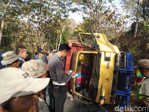 Truk yang Angkut Puluhan Penumpang Terguling di Tanjakan Gunungkidul Truk yang Angkut Puluhan Penumpang Terguling di Tanjakan Gunungkidul