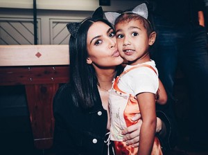 Kim Kardashian Beli Jaket Michael Jackson Rp 915 Juta untuk Kado Natal Anak Kim Kardashian Beli Jaket Michael Jackson Rp 915 Juta untuk Kado Natal Anak