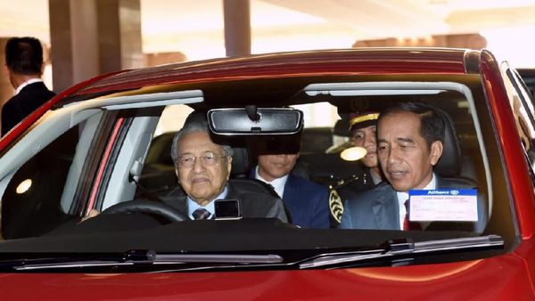 Momen Jokowi Disopiri Mahathir