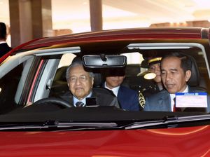 Momen Jokowi Disopiri Mahathir