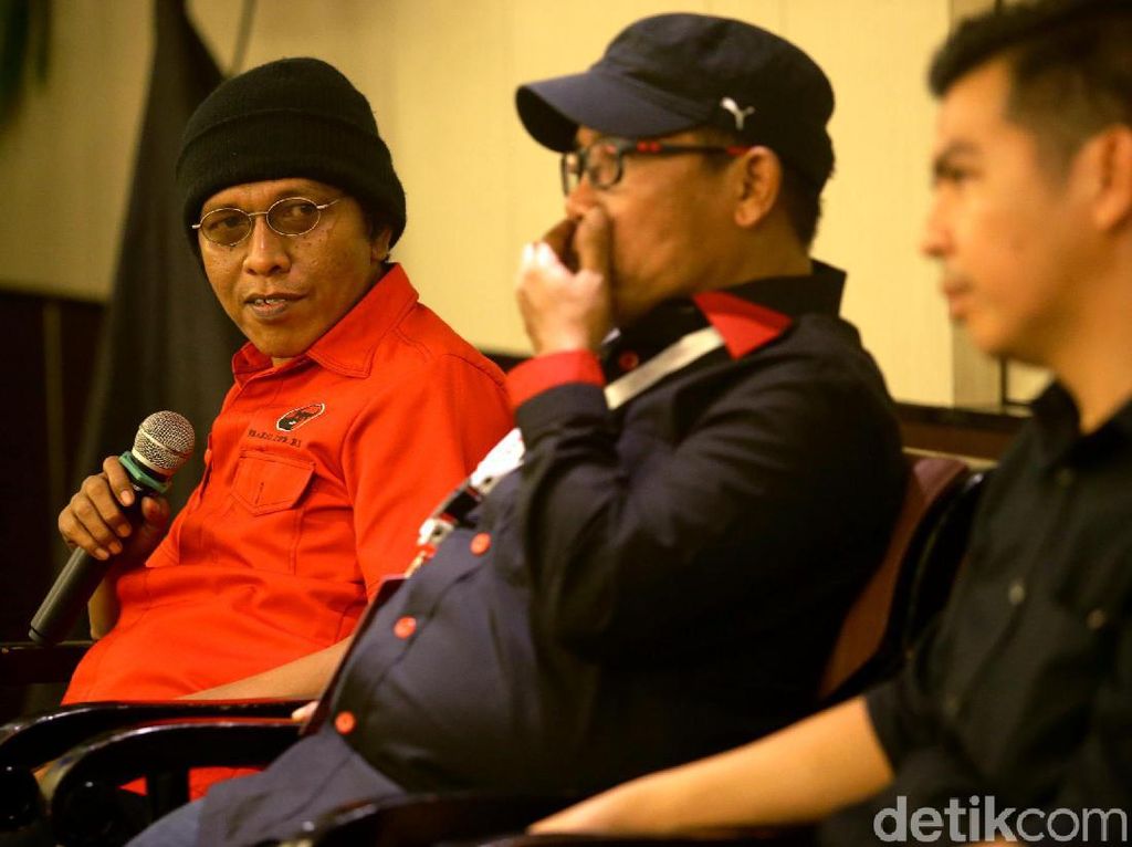 Adian Napitupulu Kolaps Saat Penerbangan, PDIP: Dia Punya Sakit Jantung Adian Napitupulu Kolaps Saat Penerbangan, PDIP: Dia Punya Sakit Jantung