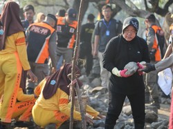 Ajak 10 Ribu Relawan, Risma Pimpin Kerja Bakti di Pesisir Suramadu