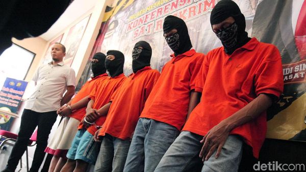 Polisi Perlihatkan 9 Tersangka Ricuh Nobar PSM-Persija