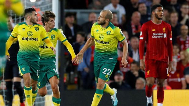 Teemu Pukki (kedua dari kanan) sukses memperkecil kedudukan untuk Norwich.
