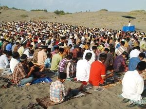 Bukan Timur Tengah, Ini Salat di Gumuk Pasir Parangkusumo