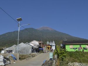 Berjarak 4,6 Km, Warga Ini Tak Risau Gunung Slamet Aktif