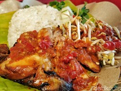 Pedes Krenyes Nikmatnya Ayam Geprek Sambal Tauge
