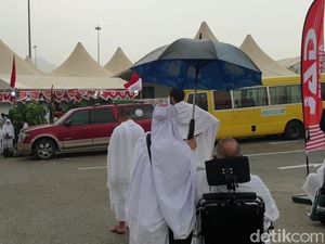 Hujan dan Angin Kencang Melanda Padang Arafah Hujan dan Angin Kencang Melanda Padang Arafah