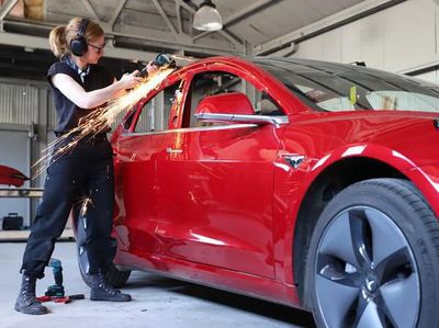 Nekat, Perempuan Ini Permak Tesla Jadi Pikap