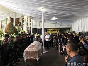 Keluarga Serahkan Jenazah Cosmas Batubara ke Pemerintah untuk Dimakamkan Keluarga Serahkan Jenazah Cosmas Batubara ke Pemerintah untuk Dimakamkan