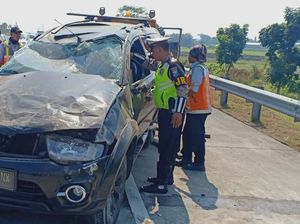 Sebuah SUV Terguling di Tol Jombang, 2 Penumpang Tewas 6 Luka-luka