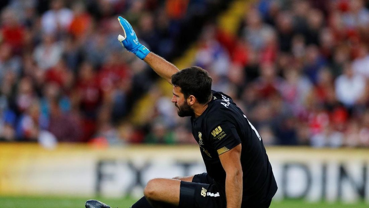 Perkiraan pulihnya Alisson Becker baru bisa dibuat usa jeda International (Foto: Phil Noble/Reuters)