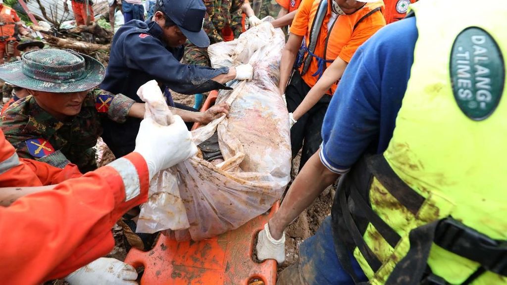Evakuasi Korban Longsor di Myanmar Evakuasi Korban Longsor di Myanmar