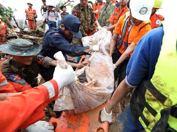 Evakuasi Korban Longsor di Myanmar