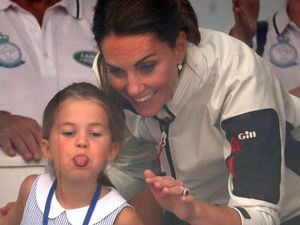 Gemes! Tingkah Jahil Putri Charlotte Bikin Kaget Kate Middleton Gemes! Tingkah Jahil Putri Charlotte Bikin Kaget Kate Middleton