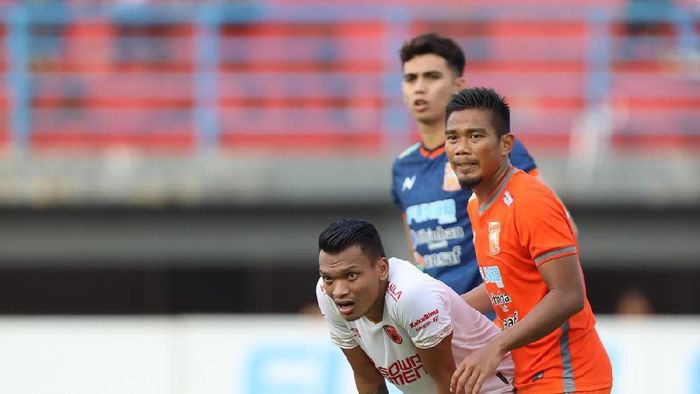 Dandi Maulana bertugas mengawal Ferdinand Sinaga. (dok. Liga Indonesia) Dandi Maulana bertugas mengawal Ferdinand Sinaga. (dok. Liga Indonesia)
