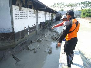 Tanggul Lumpur Proyek di Surabaya Jebol, Seorang Pekerja Tertimbun