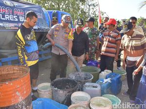 Warga Blitar Selatan Kekeringan, Polres Kirim 12 Ribu Liter Air
