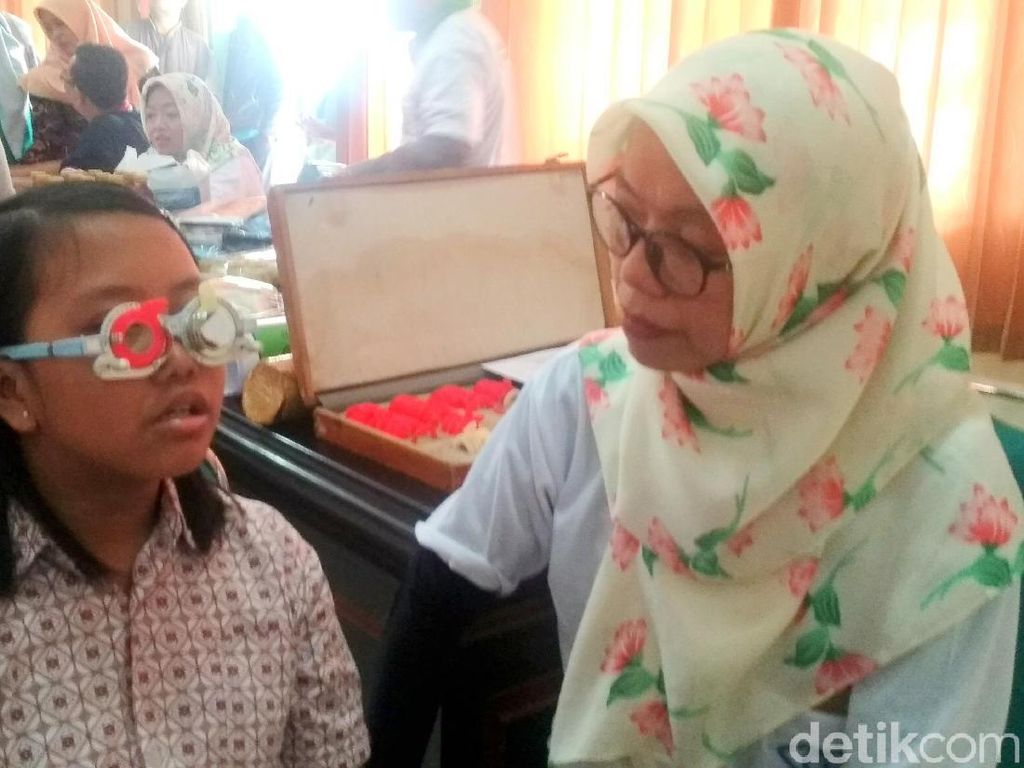 Makin Banyak Anak SD Pakai Kacamata, Tren Main Gadget Dituding sebagai Pemicu Makin Banyak Anak SD Pakai Kacamata, Tren Main Gadget Dituding sebagai Pemicu