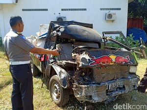 Pikap Bermuatan Cumi Segar Tabrak Truk dan Pagar Sekolah, Sopir Tewas