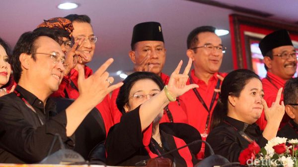 Pose Metal Megawati, Puan dan Prananda