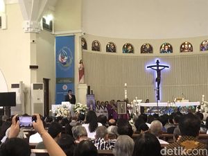 Di Misa Pelepasan, Anak Cerita Mendiang Cosmas Batubara Ajarkan Integritas Di Misa Pelepasan, Anak Cerita Mendiang Cosmas Batubara Ajarkan Integritas