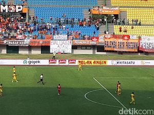 Protes The Jakmania di Stadion Patriot: Degradasi sampai Sentil Endorse Pemain