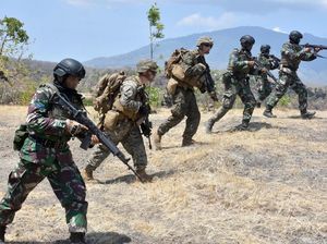 Kerjasama Bermanuver, TNI AL dan Marinir Amerika Hancurkan Musuh Kerjasama Bermanuver, TNI AL dan Marinir Amerika Hancurkan Musuh