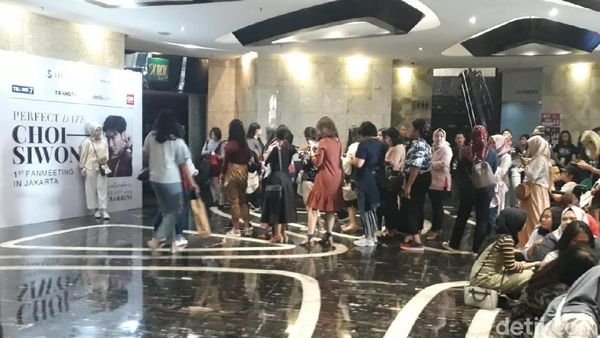 Melihat Antrean yang Mengular di Fanmeeting Siwon Super Junior