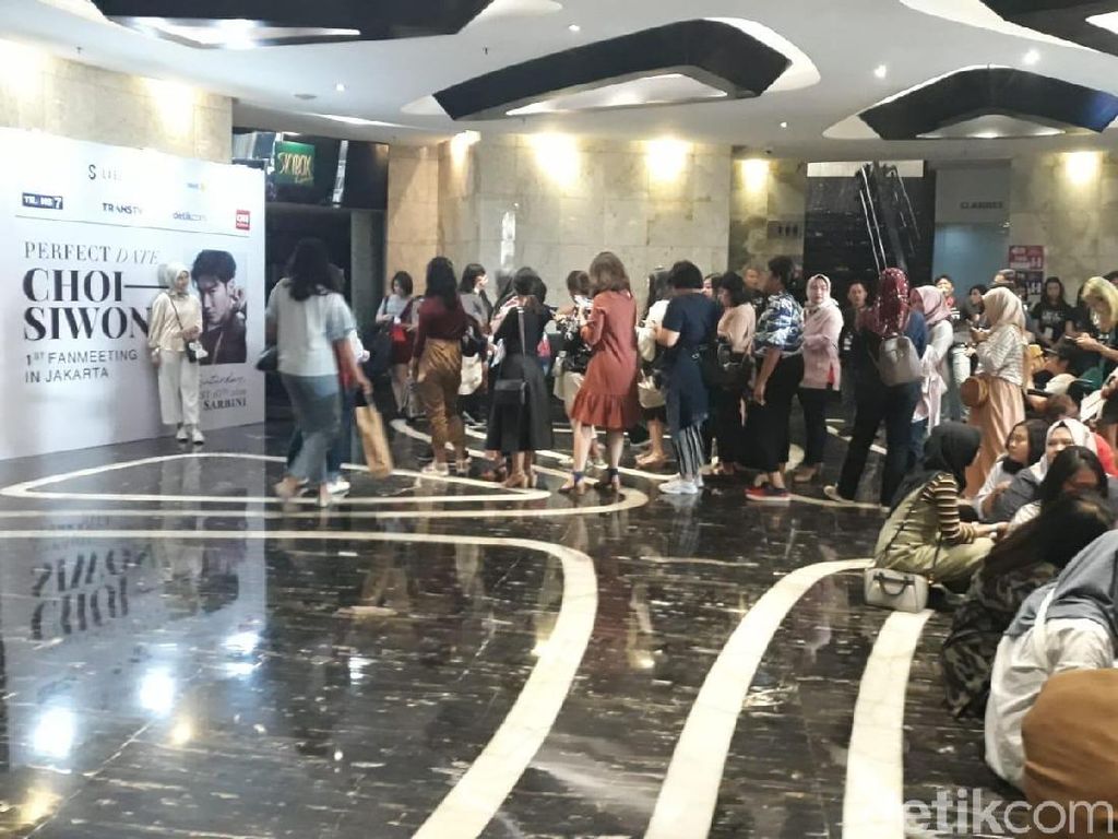 Jelang Acara, Fans Padati Venue Fanmeeting Siwon Super Junior